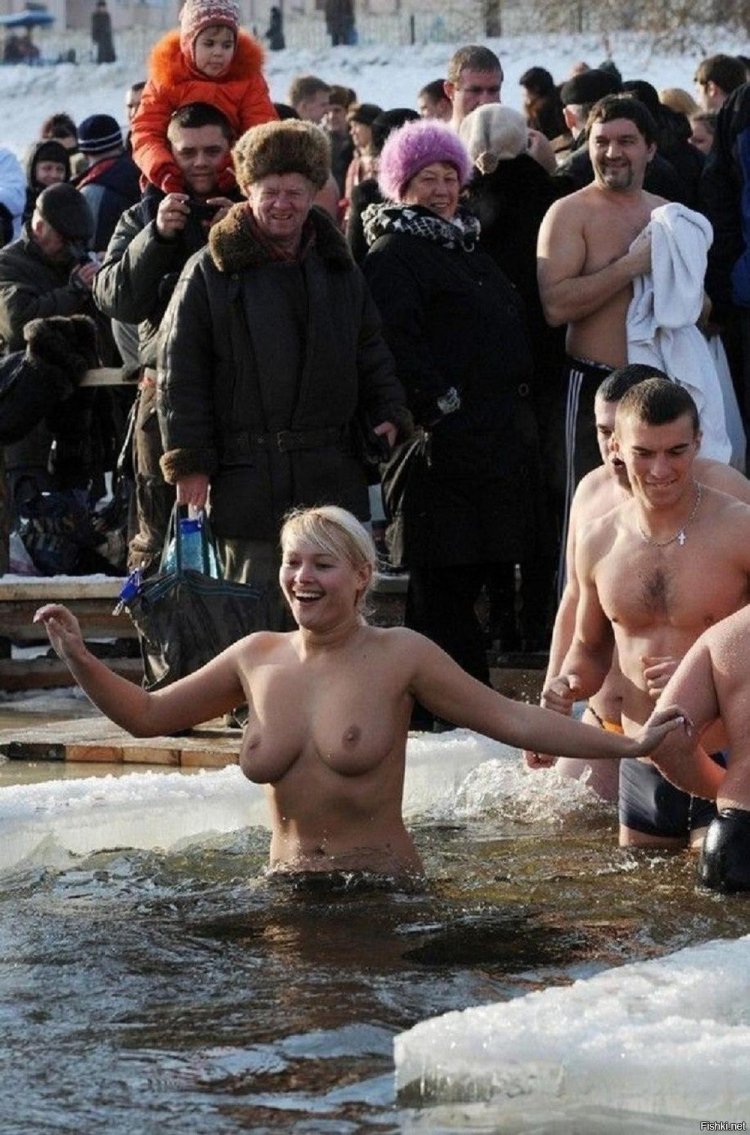 Голые телочки на крещение в проруби купаются (18шт. Фото)