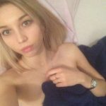 Юная Мариша сняла на мобильник свои маленькие сиси и молодое тело
