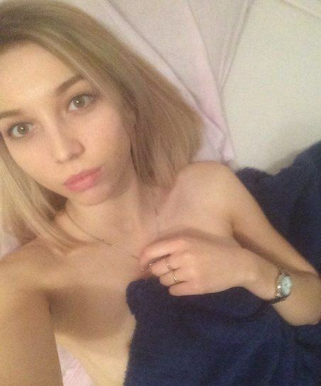 Юная Мариша сняла на мобильник свои маленькие сиси и молодое тело