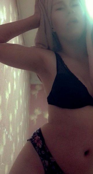 Озорная Катюха осталась дома одна. и наделала домашних фото своих сись!18+