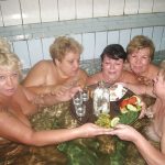пьяные бабы в женском коллективе бухают на банне